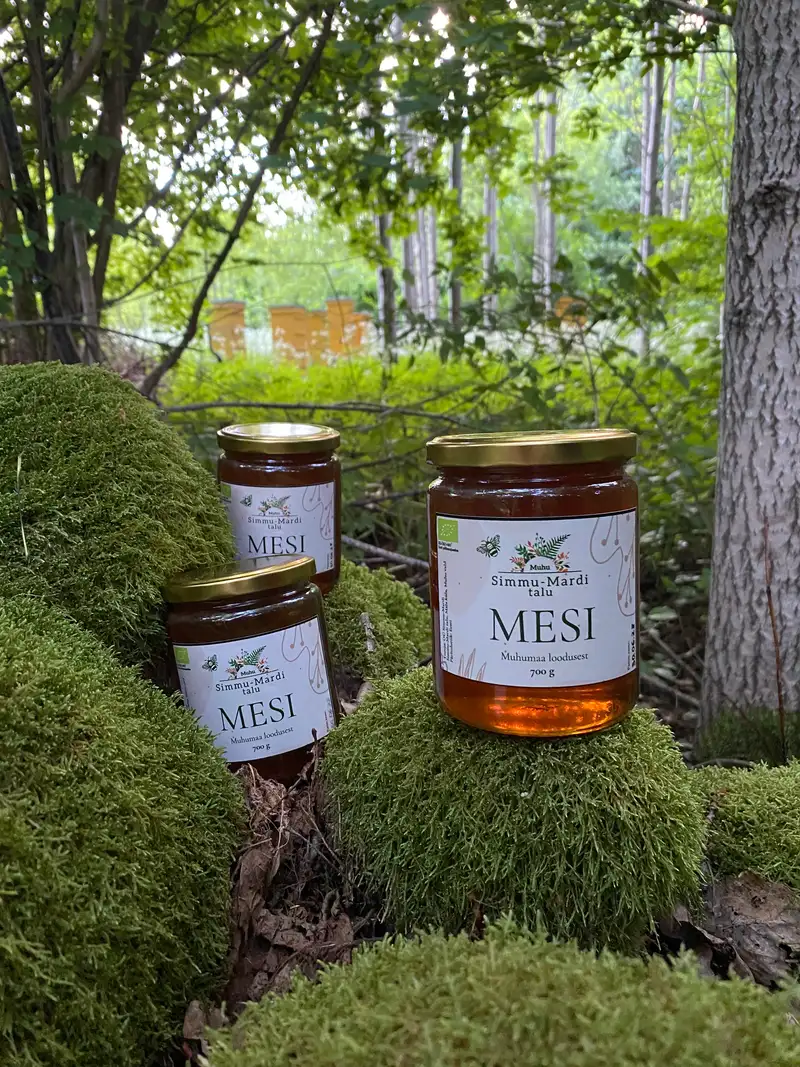 Kolm Simmu-Mardi talu mahemee purki samblal metsas, taamal mesitarud